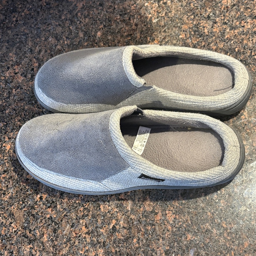 Men’s grey isotonic slippers size 11-12